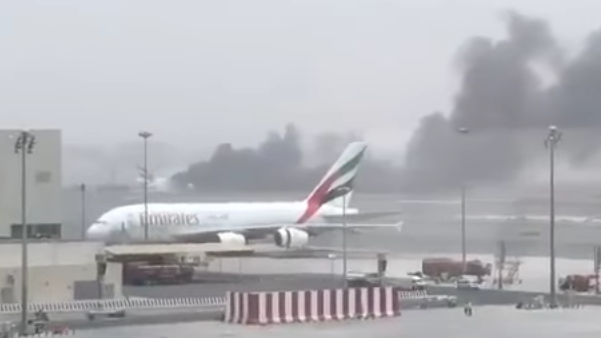 Самолет се запали при аварийно кацане в Дубай, жертви няма, летището е затворено