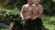Путин и Тръмп яздят на един кон голи до кръста