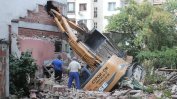 Багер пропадна, докато разрушаваше стара къща в София