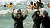 Кметът на Кан забрани носенето на ”буркини” на плажа