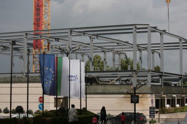 Незаконното надстрояване на столичния хотел "Маринела" продължава в извънработно време