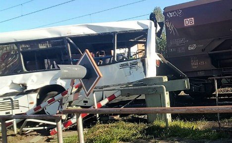 Девет пострадали при сблъсък между влак и автобус в Германия