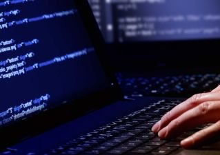 Лондон обвинява интернет гиганти, че не правят достатъчно за спиране на киберджихадизма