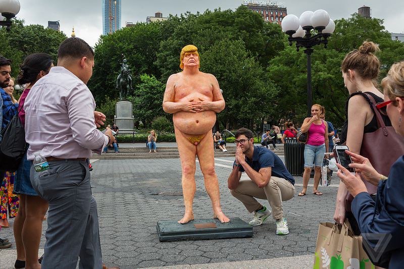 Голи статуи на Тръмп се появиха в редица градове в САЩ