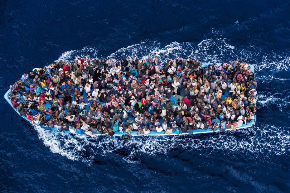Хиляди мигранти спасени в Средиземно море през уикенда