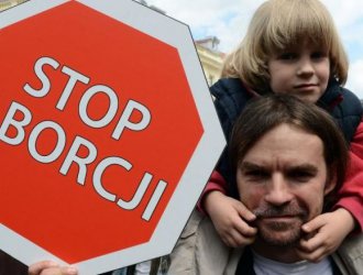"Черен понеделник": Десетки хиляди жени протестират в Полша срещу забраната на абортите