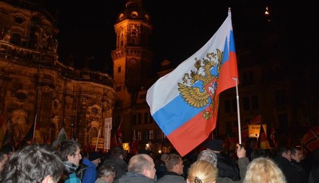 <i>Руското знаме на демонстрация на Пегида, сн: DW</i>