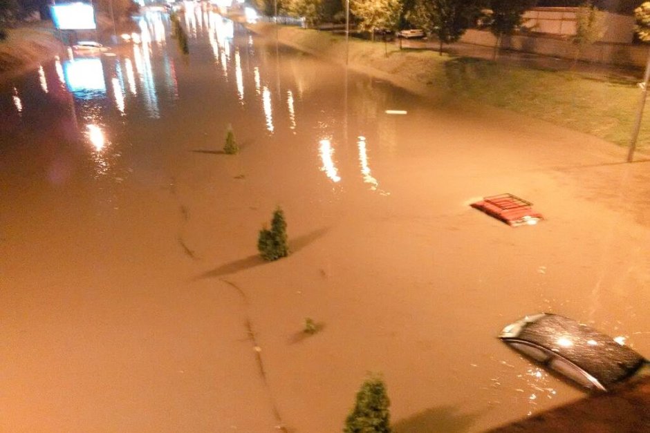 Кадър от наводненията в Скопие. 