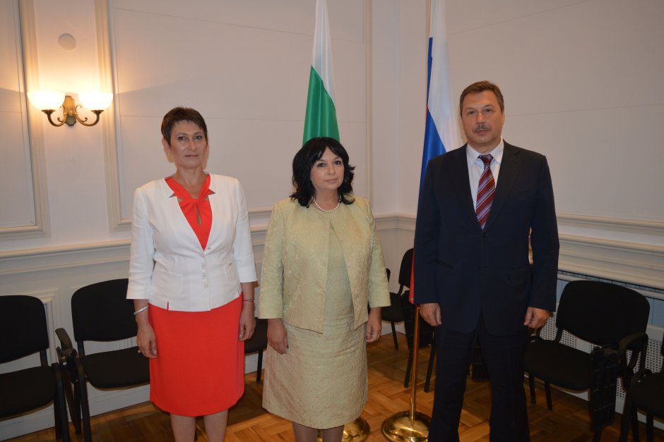 Съпредседателите на междуправителствената комисия Даниела Везиева, Теменужка Петкова и Сергей Герасимов