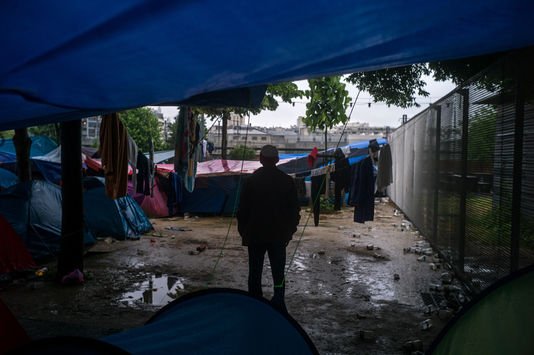 Властите евакуираха бежански лагер в северната част на Париж
