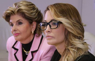 Джесика Дрейк (вдясно) и адвокатката й обявиха за секс атаката на Тръмп