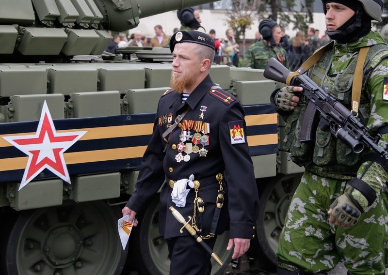 <i> Арсений Павлов - "Моторола" (в черна парадна униформа) по време на честванията на 9-ти Май в Донецк т.г.</i>