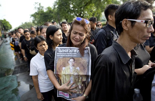 Тайландците оплакват покойния си крал