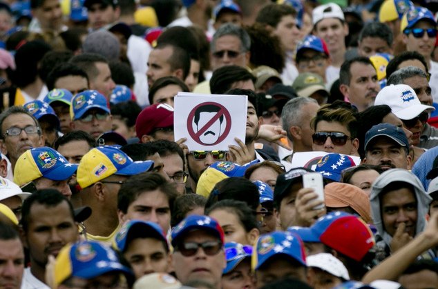 Опозицията във Венецуела обяви обща стачка; стотици хиляди протестираха срещу Мадуро