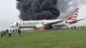 Двайсетина души пострадаха при подпалване на самолет на летище в Чикаго