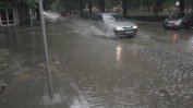 Наводнени подлези и улици, спрян ток и катастрофи след дъжда в София
