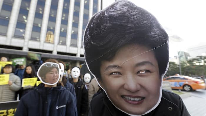 Десетки хиляди южнокорейци продължават да протестират за оставка на президента
