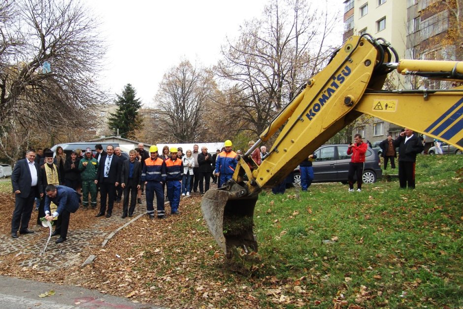 Николай Нанков разля менче с вода на първата копка за водопровод в Разград