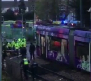 Двама затиснати и 50 ранени при трамвайна катастрофа Лондон