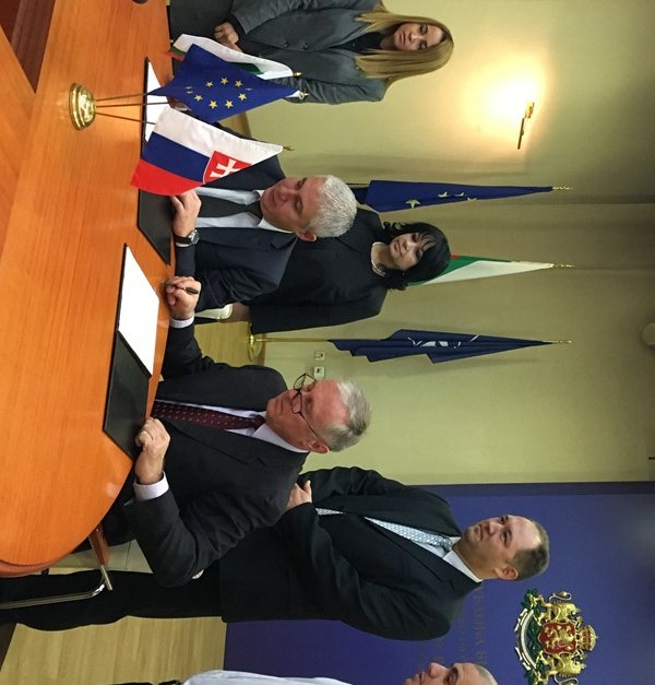 Меморандумът бе подписан в присъствието на енергийния министър Теменужка Петкова