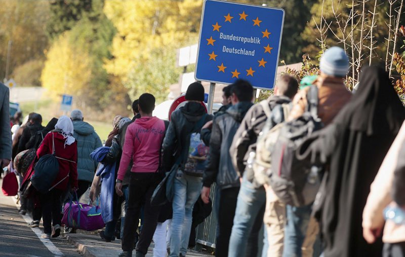 Бежанците не могат да избират къде да отидат в Европа, обяви Юнкер