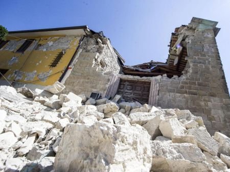 Италианските власти се грижат за 26 000 души, останали без покрив след земетресенията