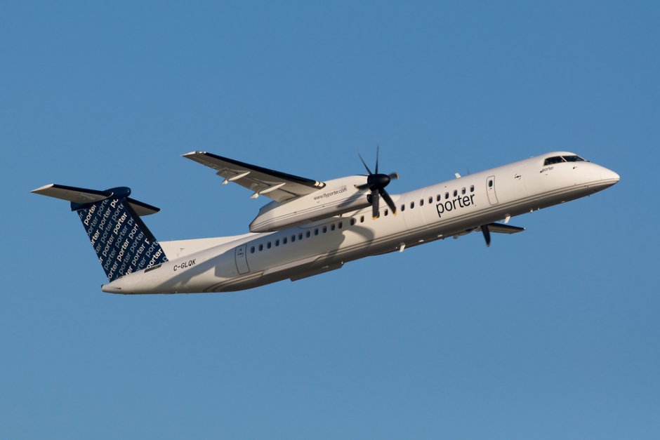 Канадски самолет едва избегна удар с летящ обект край Торонто