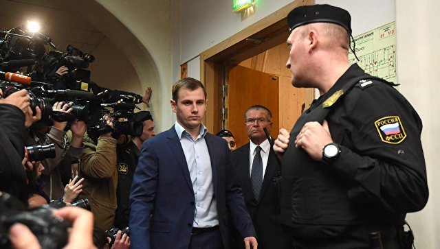 Улюкаев (в дъното) при явяването му пред съда