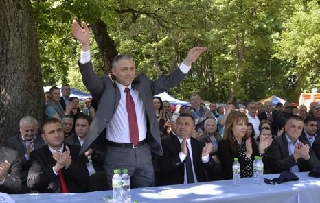 Лидерът на ДПС Мустафа Карадайъ по време на митинг в Демир Баба теке