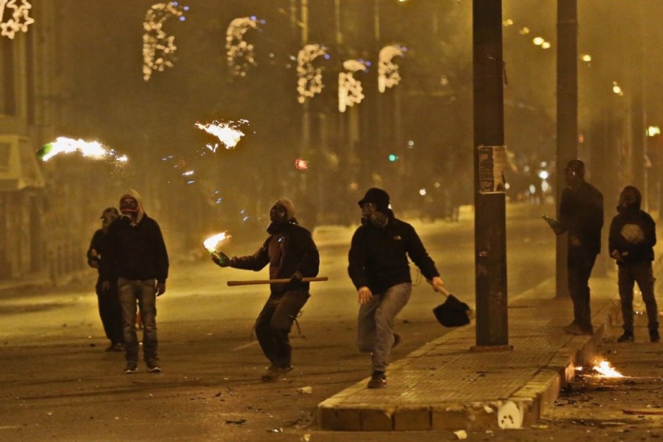 Безредици в Атина след оскверняване на гръцкото знаме