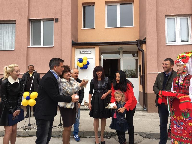Министър Лиляна Павлова открива саниран блок в Пазарджик по време на кампанията за избор на президент