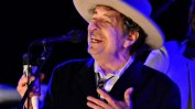 Боб Дилън няма да получи лично Нобеловата си награда