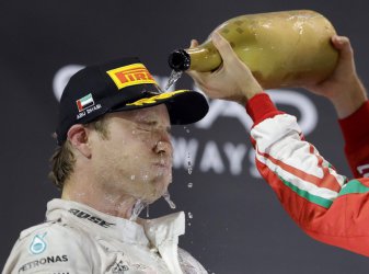 Традиционно шампионът на Ф1 е полят с шампанско, сн. ЕПА/БГНЕС