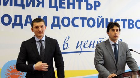 Орхан Исмаилов (вляво) пое НПСД от Корман Исмаилов, сн. БГНЕС