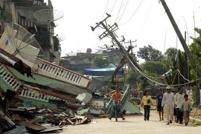 Най-малко 97 жертви на силно земетресение в Индонезия