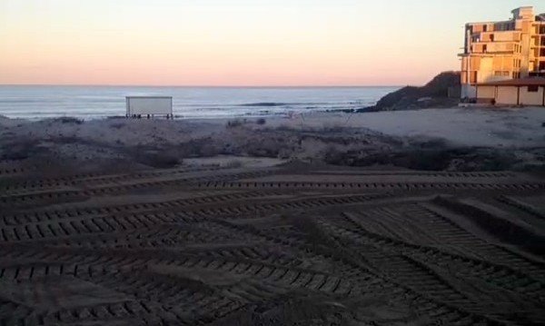 Кой е заравнявал дюните на къмпинг "Оазис" е загадка