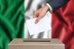 Италия се стяга за критичен референдум, премиерът може да загуби поста си