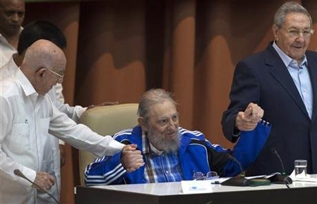 Фидел и Раул Кастро (дясно) по време на конгрес на кубинската компартия през април 2016-та.