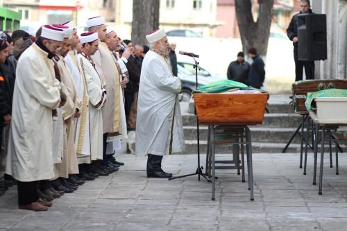 Пет от жертвите в Хитрино бяха погребани след обща заупокойна молитва пред Томбул джамия