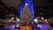 Запалени бяха светлините на коледното дърво пред Рокфелер център в Ню Йорк