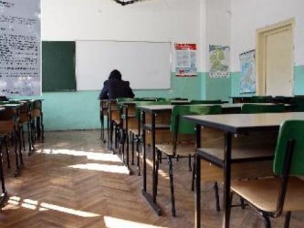 Училищата в над 200 общини остават затворени заради студа и грипа