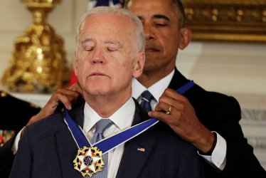 Обама изненадващо награди вицепрезидента си с най-високото държавно отличие