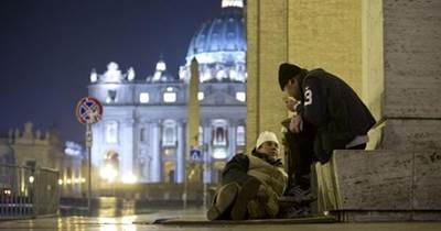 Необичаен студ в Италия взе жертви, папата раздаде спални чували на бездомници