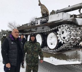 При снежната буря на 31 декември Борисов отиде при закъсалите на магистрала "Тракия" пътници