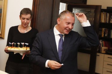 <i>Сергей Станишев черпи с баница с късмети. Снимка: Клуб-Z </i>