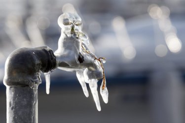 Замръзна водата в блокове в София