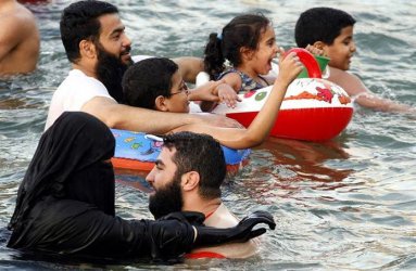 Съдът в Страсбург не разреши на ученички мюсюлманки да пропускат занятия по плуване
