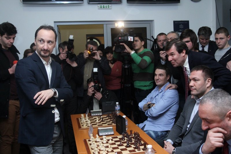 Кубрат Пулев игра шах с Веселин Топалов във... ВСС