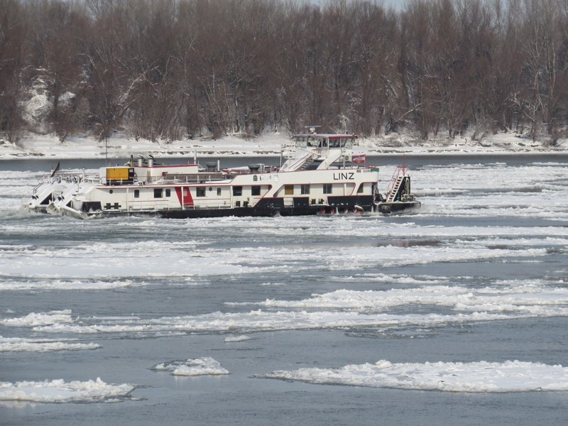 Заради леда по Дунав корабоплаването е ограничено