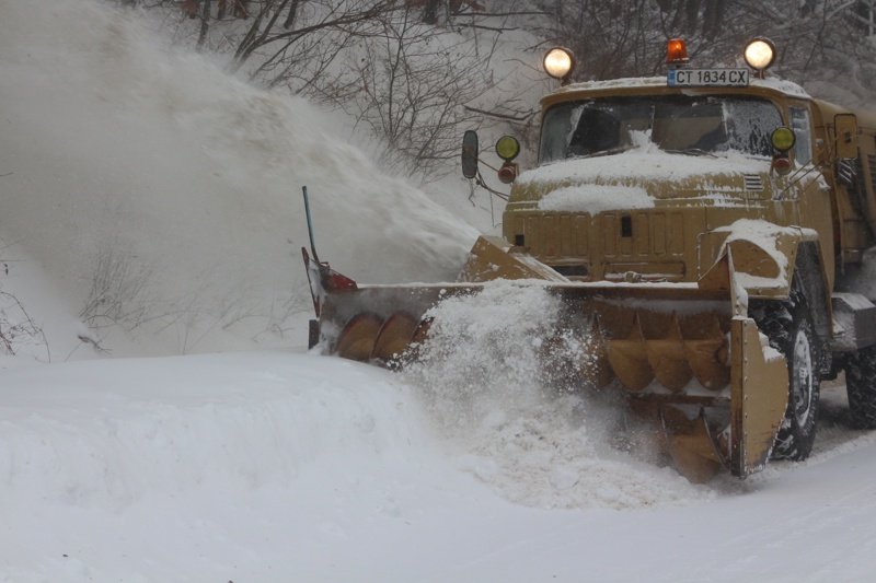 Снегокалипсис сега: Затворени пътища и портове, без ток са над 200 селища
